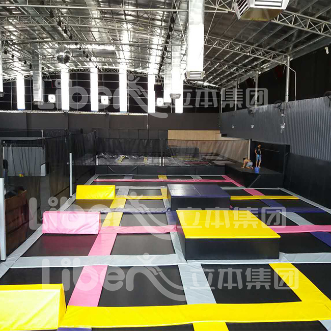 Indoor trampoline free jumping area